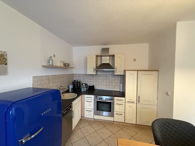 Küche mit blauem Kühlschrank