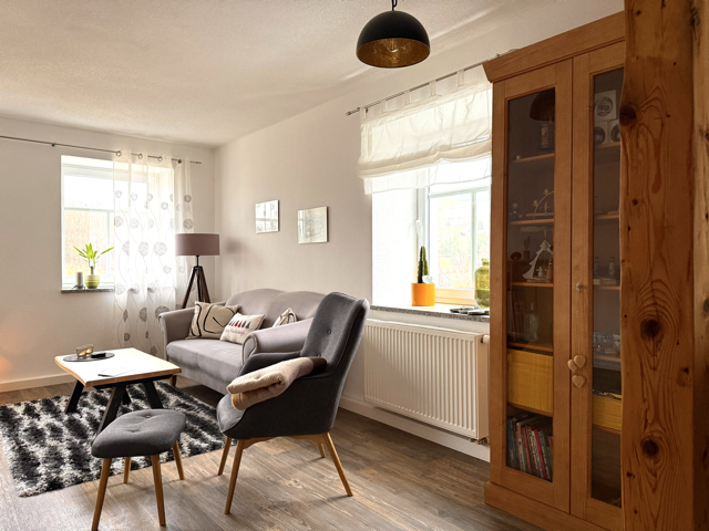 Wohnbereich mit Sofa und Sessel